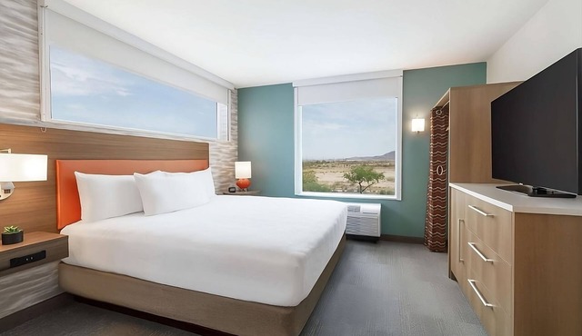 Mesa's Hidden Gem! Free Breakfast, Outdoor Pool, Pets Allowed, Free Parking!