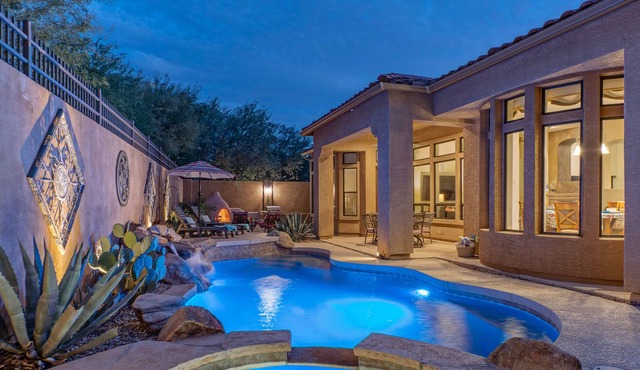 Mesa: TVs & King Beds All BRs, Heated POOL, Spa, Kiva Fireplace, Putting Green, Bikes