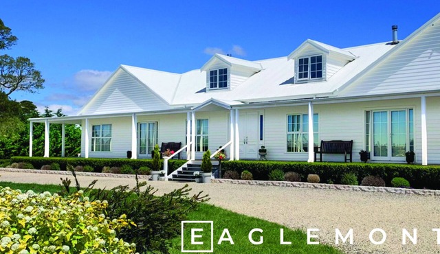 Mesmerising Holiday House with lake views!