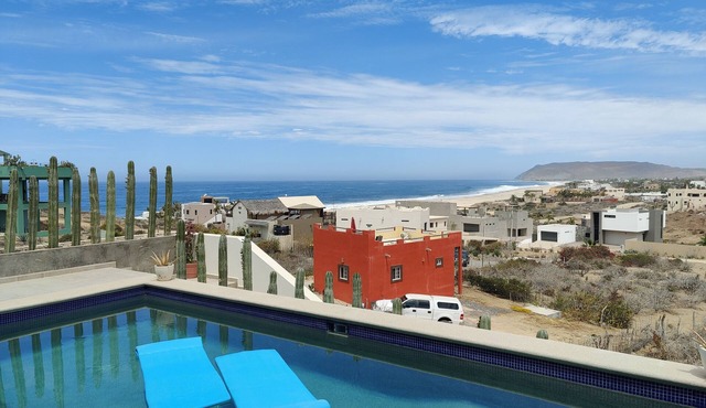 Mesmerizing Views of Ocean and Mountains 2 minute walk to the beach!