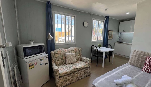 MetaWiseBnB 1B next to Monash w AC WiFi Kitchen