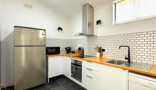 Metawisebnb 2BR Industrial Charm in Petersham