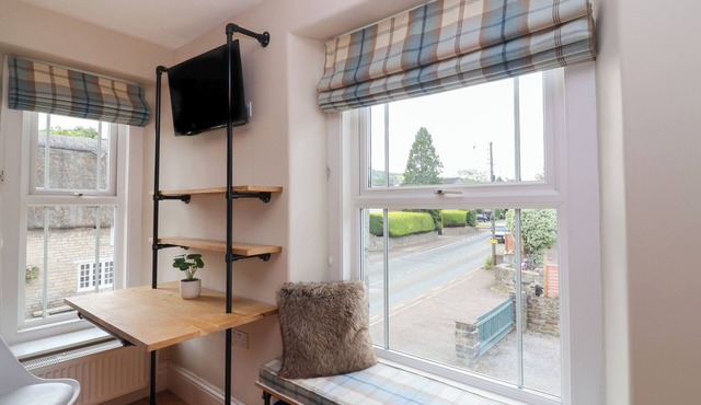 METCALFE HOUSE, pet friendly, with open fire in Street