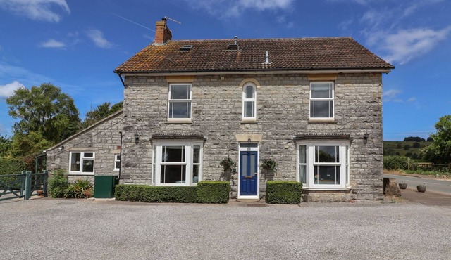 METCALFE HOUSE, pet friendly, with open fire in Compton Dundon