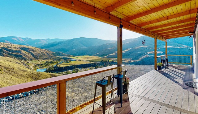Methow River Ranch home with river access & beautiful deck - dog-friendly