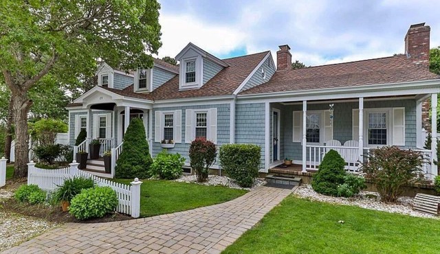 Meticulous 3 bedroom, 3 bath home with beautiful decor