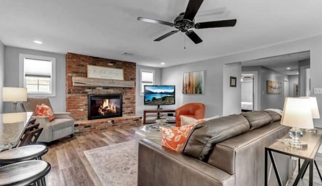 Meticulous Main St. Ranch 2 Bedroom Luxury Apt. Rear Unit