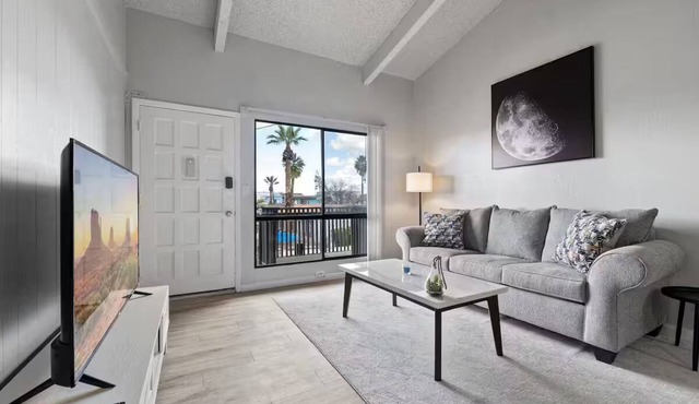 Meticulously Kept Downtown Mesa 1-Bedroom Oasis