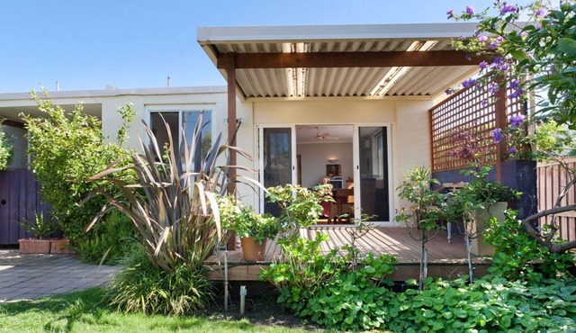 METRES TO THE BEACH - MORNINGTON