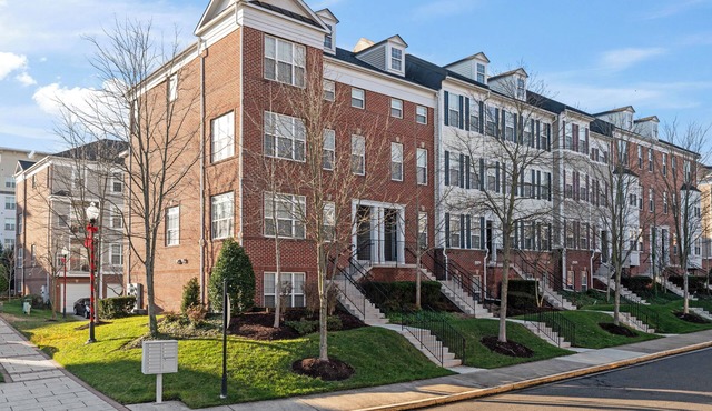 Metro & Andrews AFB Nearby – Perfect Townhome