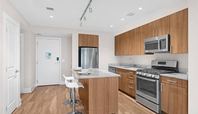 Metro Closeby! Island Kitchen | Near Washington DC