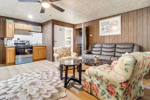 Metro Detroit Home Base w/Yard, Pets Welcome!