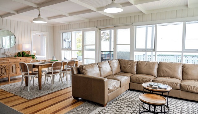 Metung Holiday House | Family & Pet Friendly, Cosy Coastal downtown stay