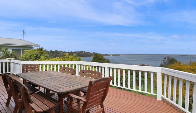 Metung Lake House | Panoramic Lake Views