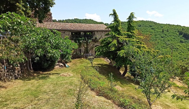 Meublé de 4 à 14 personnes. Aire extérieur privée 300 m². Piscine commune.