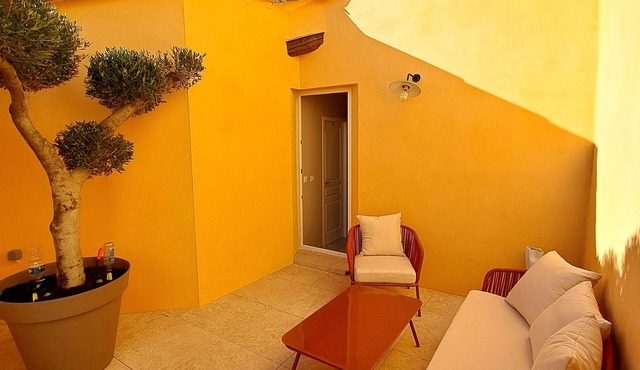 Meublé de tourisme *, tropézienne-style terrace, large private garage.