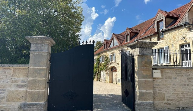 Meursault, Burgundy - luxury renovated barn overlooking vines - ‘Les Vignes’