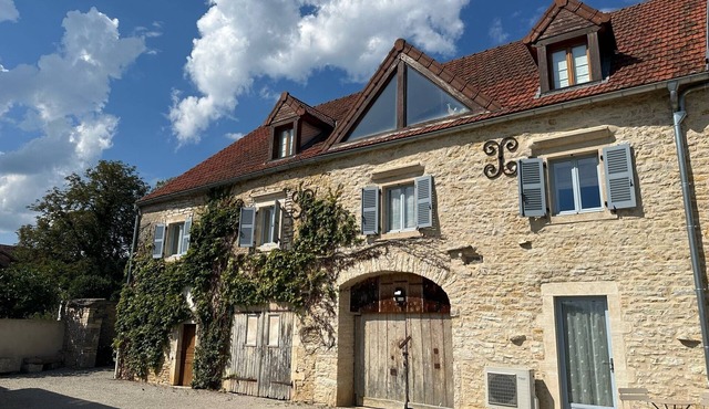 Meursault, Burgundy - luxury renovated barn overlooking vines - ‘Le Clos’
