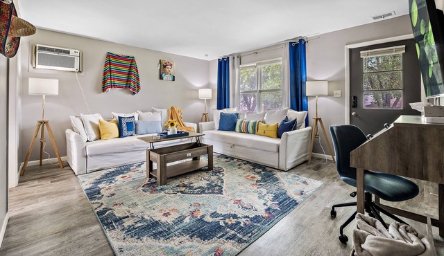 Mexican Themed Cozy Apt in Aurora/75" TV/FastWiFi/AppleTV/Disney+/YouTubeTV