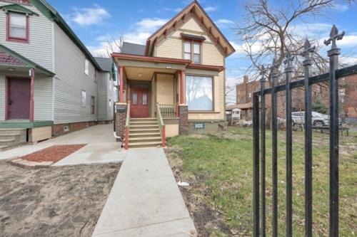 Mexicantown Detroit 2BR | Sleeps 7 + WiFi