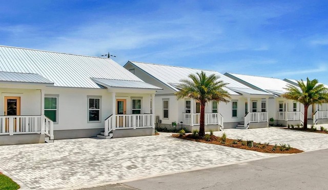Mexico Beach Cottage - Steps from the Beach!
