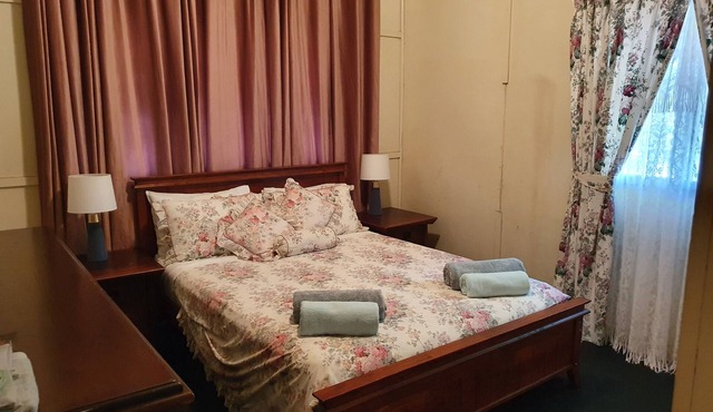 Meyenburg House, KayEd Queen Room with shared bathroom