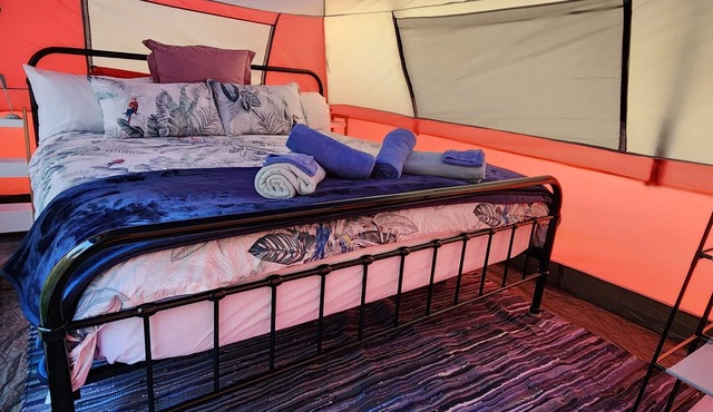 Meyenburg King bed tent with shared outdoor shower & wc