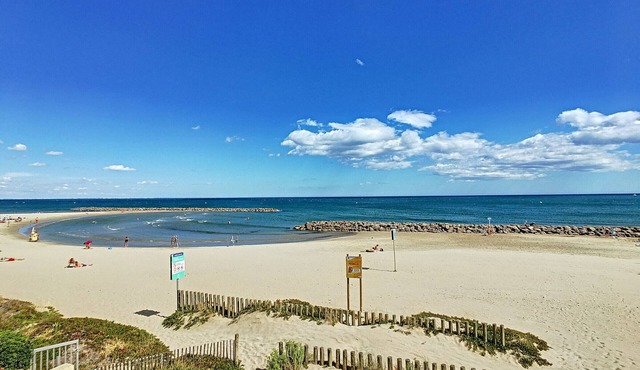 Mezzanine beach apartment, renovated, includes wifi