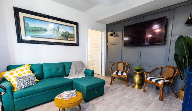 Mi Casita Azul 1 min Expressway/Near Everything w/amazing Backyard