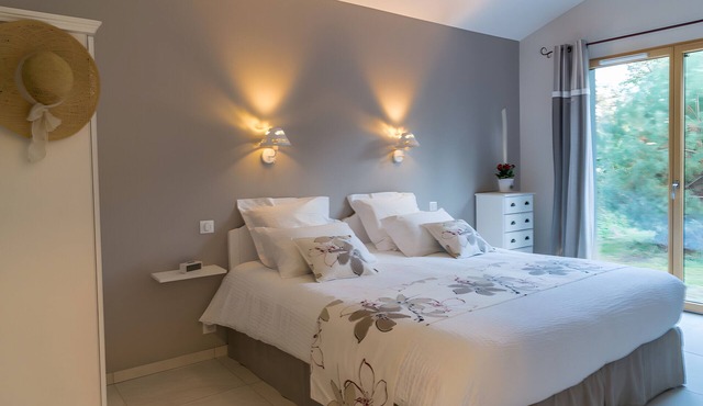 Mi-Figue Mi-Raisin Guest Room with Shared Pool, Wi-Fi, and Air Conditioning