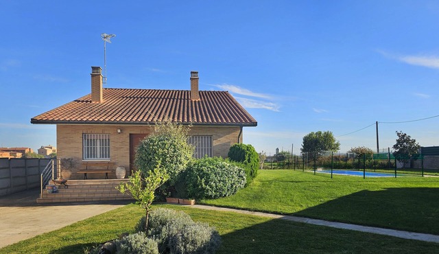 Mi limón mi limonero cottage with fenced pool and large garden