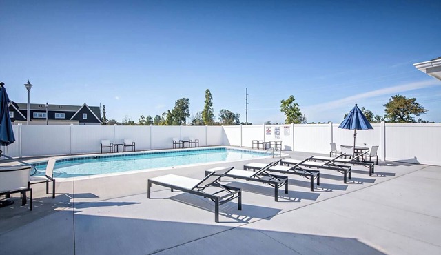 MI Vacation Retreat- 3 Lake Michigan beaches less than a mile away, with a pool!