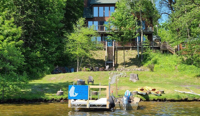Mia's Black Dog Lodge, a wonderful Chalet on Big Lake Chetac