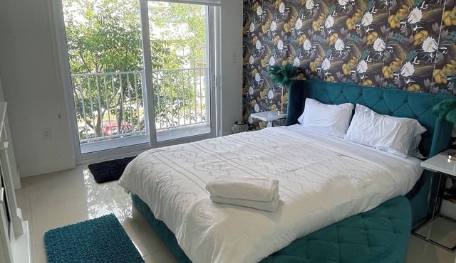 Miami 3 Story Townhouse with Balcony, Rooftop & Parking