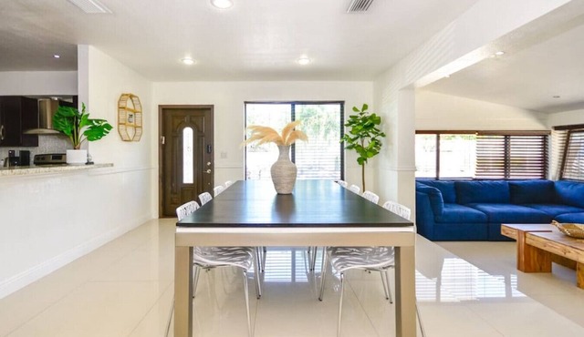 Miami 4 Bedroom Villa With Pool In Gated Community Minutes From Aventura Mall & Many Attractions