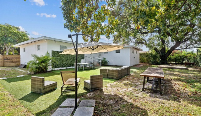 Miami Chic Hideaway: Near Wynwood & Downtown - Yard, Grill, & Games