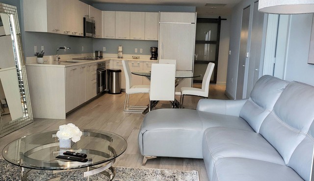 Miami Escape: 1BR+Den near Best! Nightlife, Restaurants, Shops & Luxe Amenities
