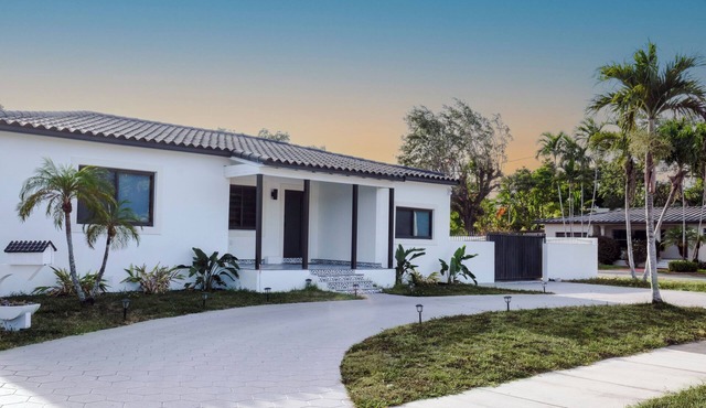 Miami Freedom Park Oasis by HS with Swimming Pool, AC, WiFi, Pool Table