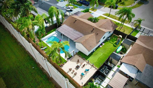 Miami house, Heated pool, Artificial beach, Mini golf, luxury and comfort