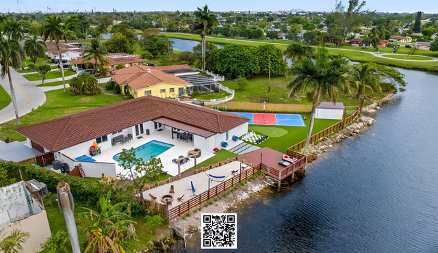 Miami Lakefront Mansion - Unforgettable, 30 Guests