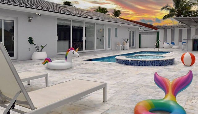 Miami Luxury Escape w/Heated Pool/Jacuzzi & BBQ