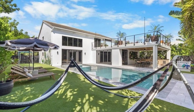 Miami Retreat w/Sunset Rooftop, Pool & Game Room