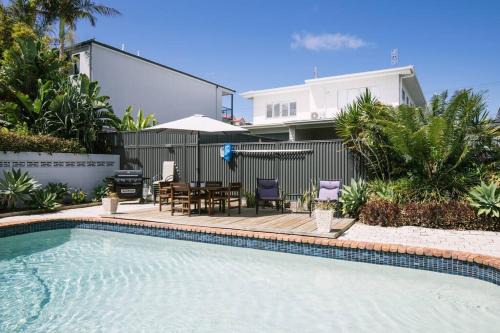Miami's Family Getaway Sleeps 10, Pool, Patio, Walk to North Burleigh Beach & Shops