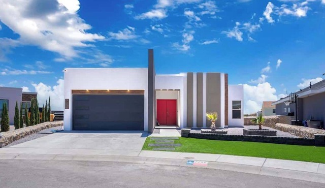 Miami Style Pool House 4 Bed 3.5 Bath