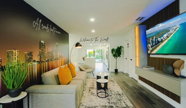 Miami World Mansion/9 Bedrooms/Game Room/Heated Pool/Pickleball/Mini Golf
