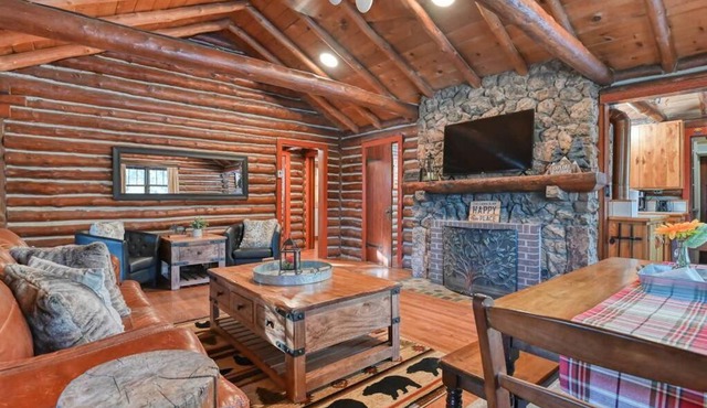 Micah Log Cabin In The Woods with Hot Tub!