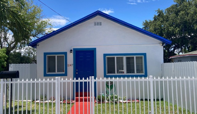 MiCasitAzul, 10:00 AM checking, Luxury Patio, BBQ and Free Parking.