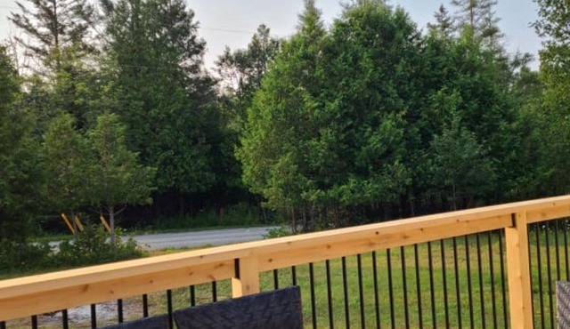 Michaels Bay Getaway -House/Cottage Rental on Quiet dead end road (housekeeping)