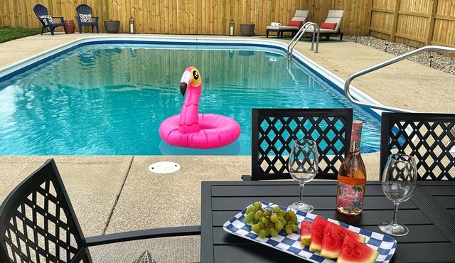 Michiana Poolside Getaway - Close to ND, Michigan beaches, wineries, and casinos