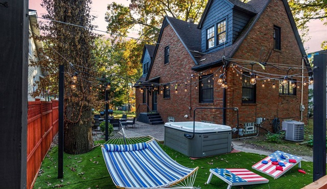 Michigan City Mansion/Hot Tub/Fire Pit/Pet Friendly